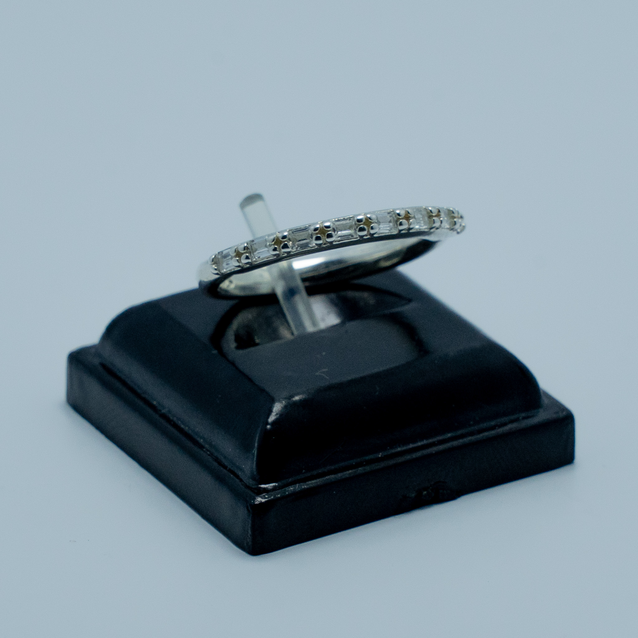 Anillo Cintillo de Circones Plata