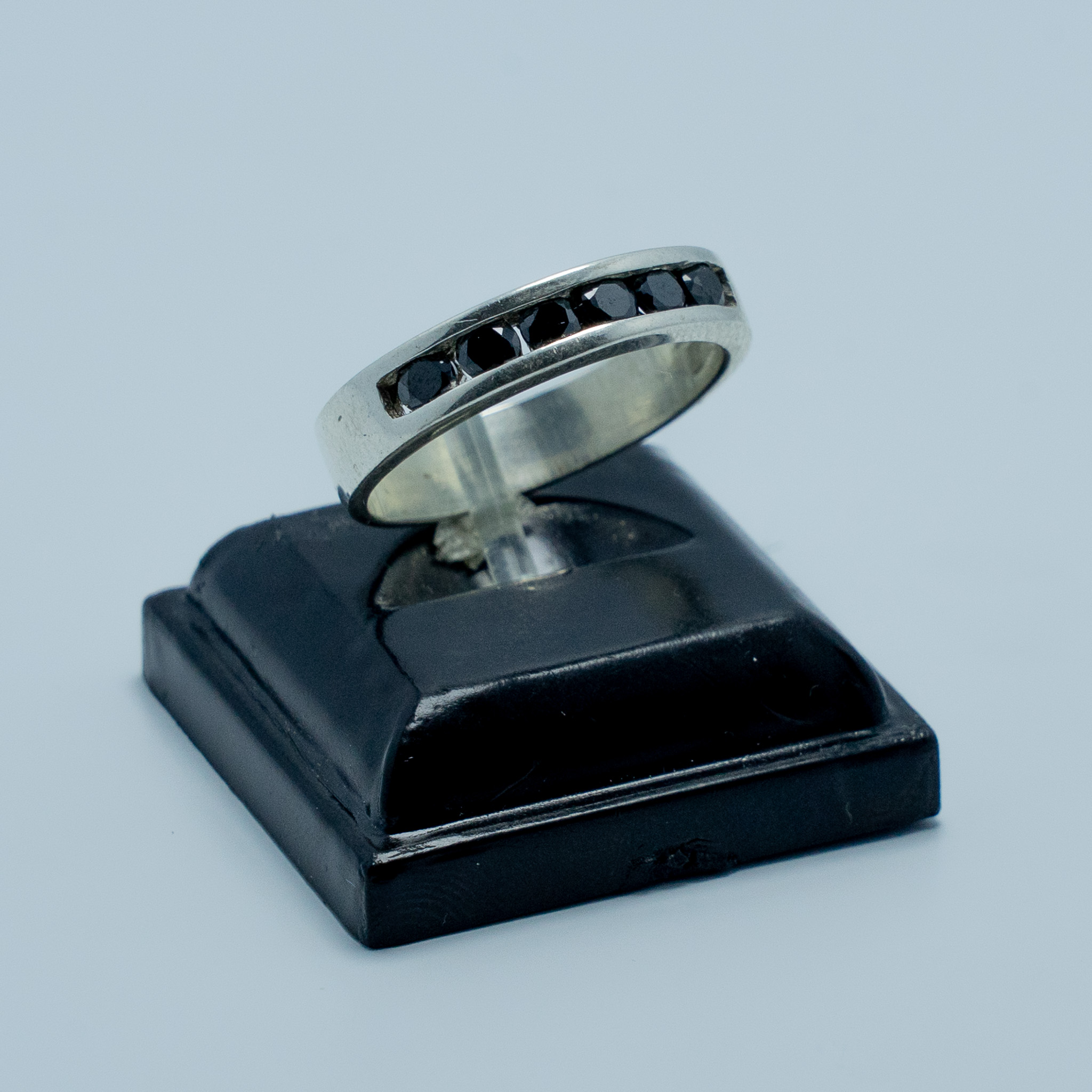 Anillo Cintillo con Circones Negros Plata