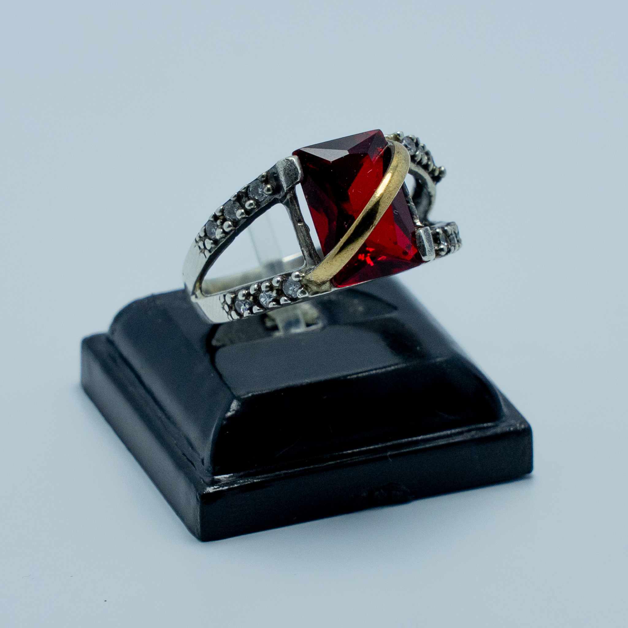 Anillo Rubí Plata con Detalle en Oro
