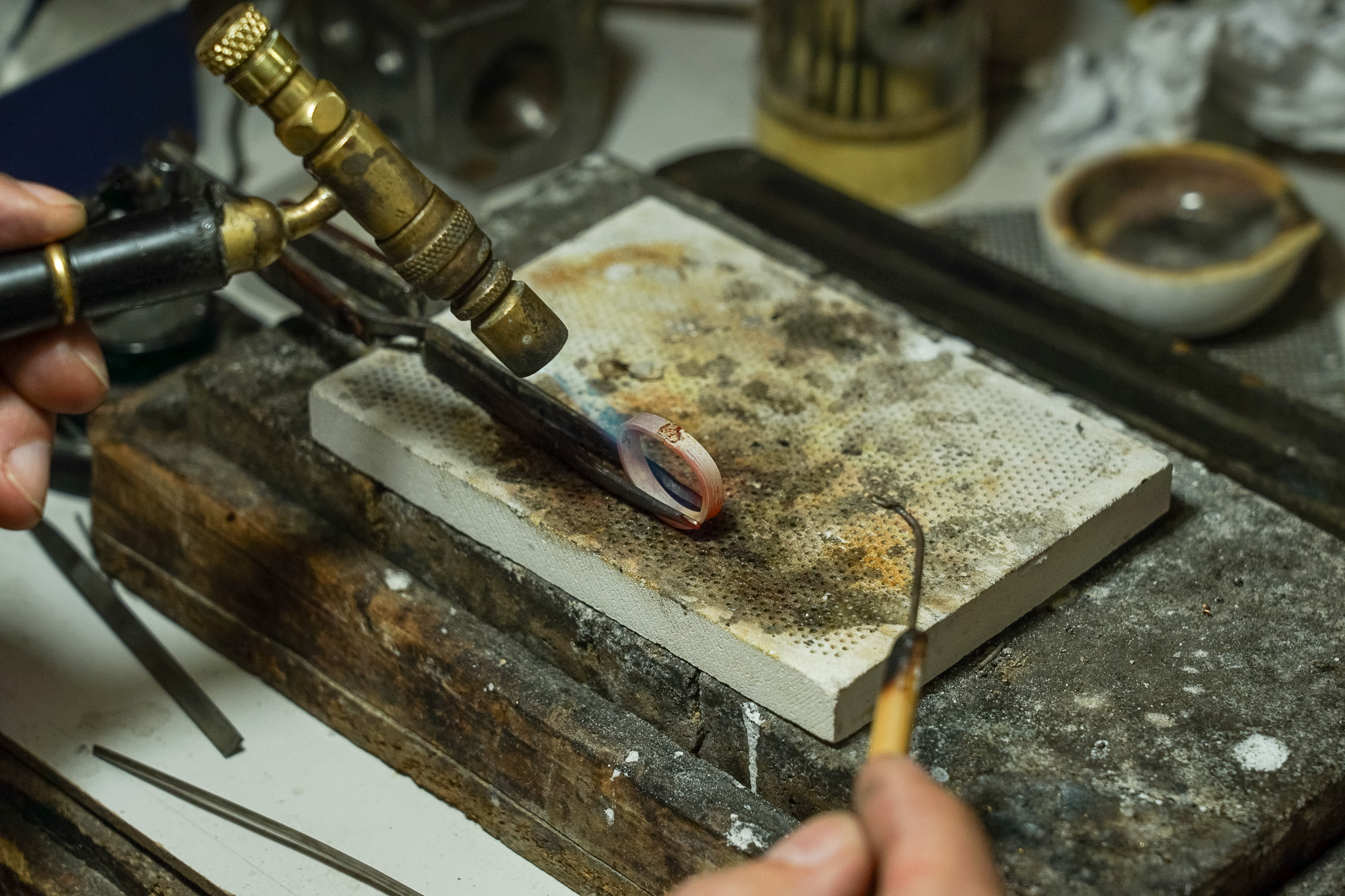 Trabajo de orfebrería en taller